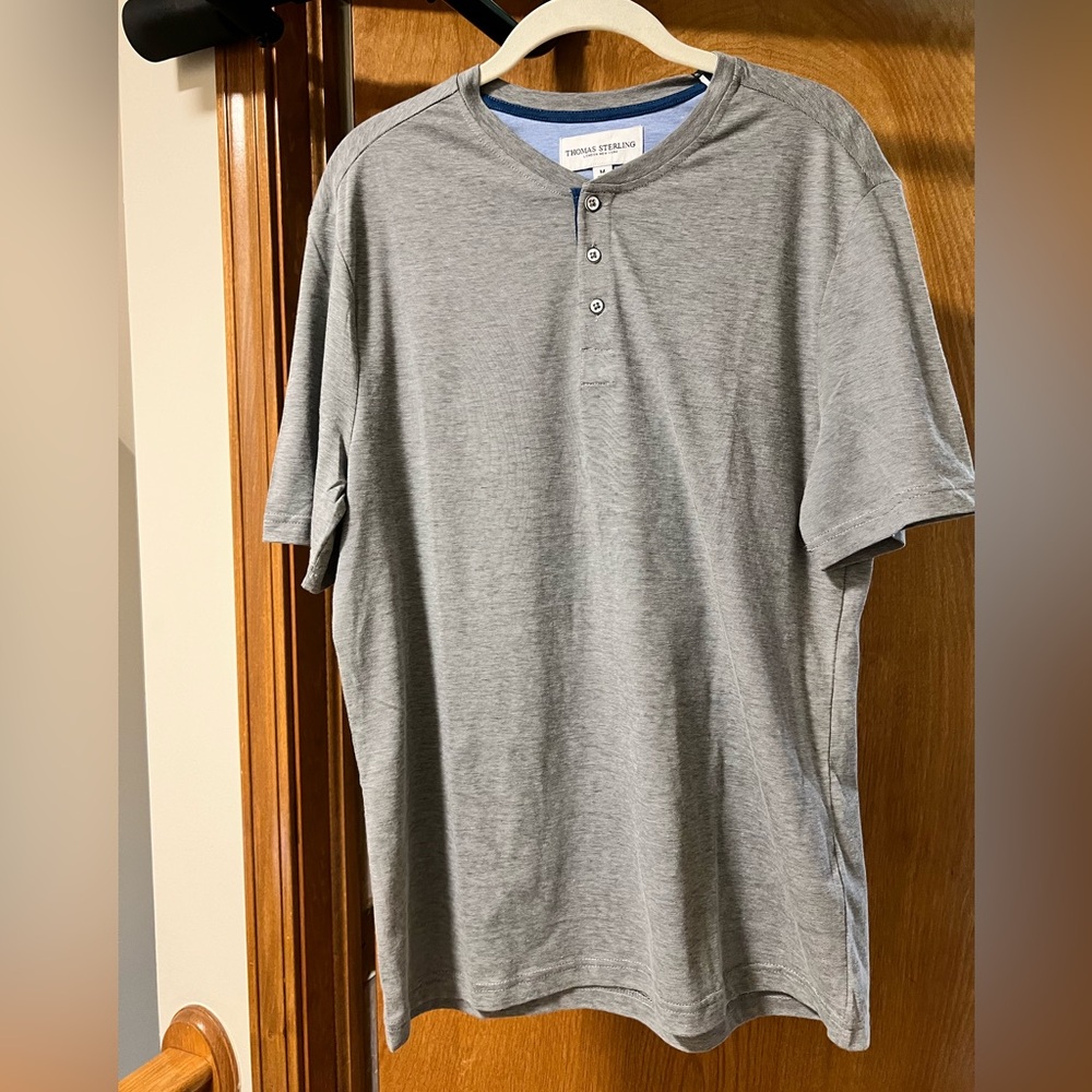 NWT. Mens button Tee. Thomas Sterling. Sz M